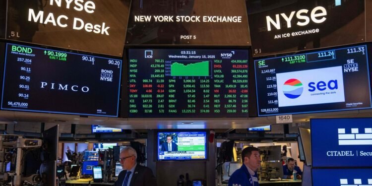 AI slowdown, oil surge, Fed hike drag US markets lower