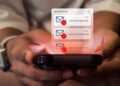 How do fraudsters use frozen screens to steal money