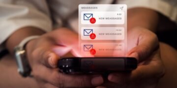 How do fraudsters use frozen screens to steal money